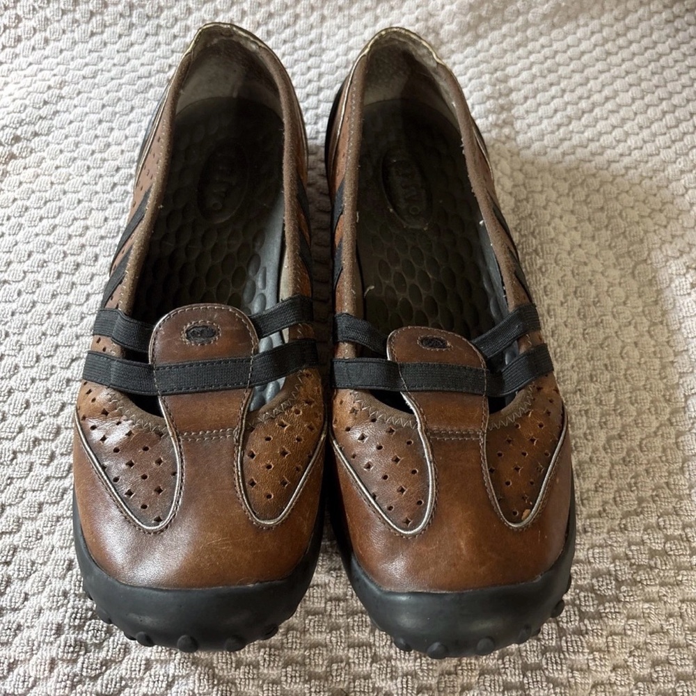 Privo Women’s Shoes By Clark size 7 Leather Mary Jane comfort slip-on